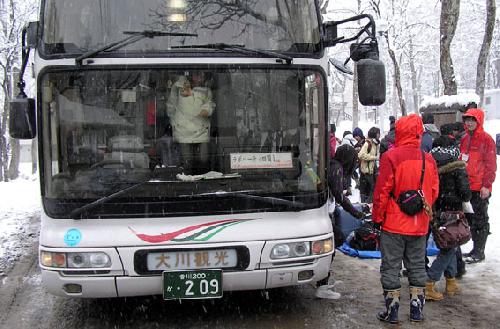 四国からバスが到着