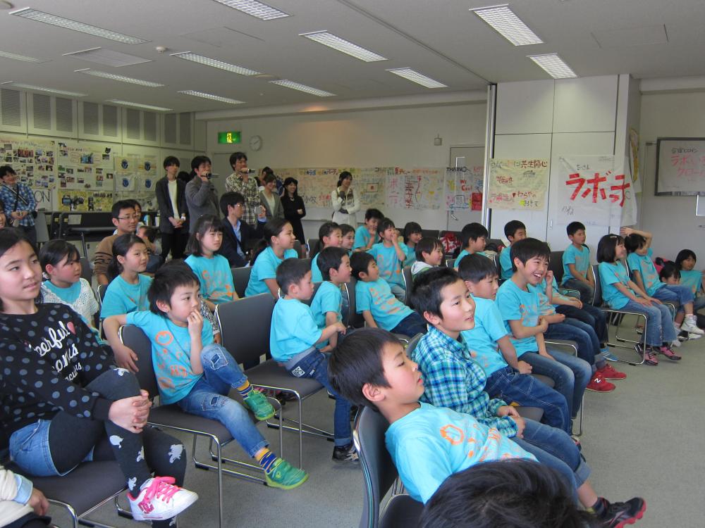 わらじを見るこどもたち